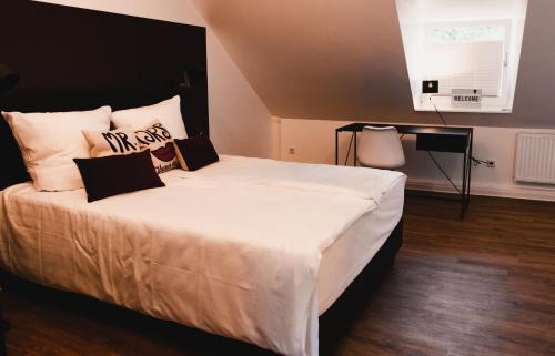 Llit o llits en una habitació de Hotel Palmenbad