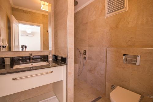 Ванная комната в The Mediteran Hotel