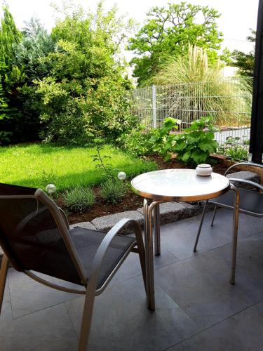 Κήπος έξω από το Arthouse Apartment 2