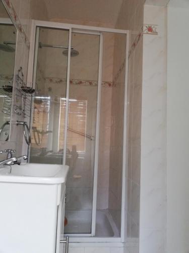 Bilik mandi di Leeuwenhof Guesthouse