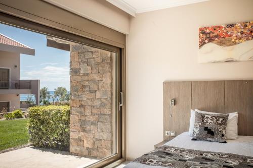 Royalty Suites Seaside tesisinde bir odada yatak veya yataklar