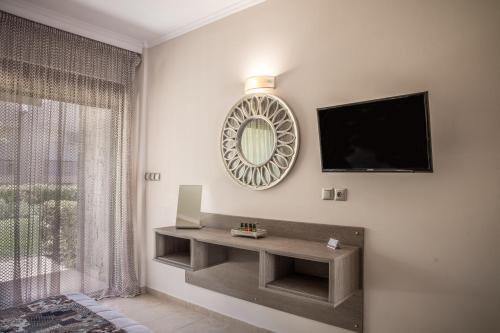 Télévision ou salle de divertissement dans l'établissement Royalty Suites Seaside
