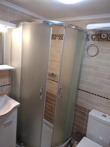a shower with a glass door in a bathroom at Casa del centro in Kardámyla