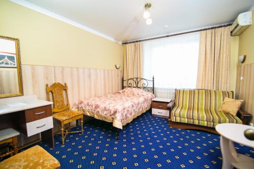 Tempat tidur dalam kamar di Hotel London-Paris