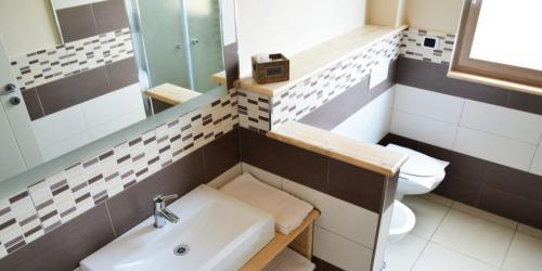 a bathroom with a sink and a toilet at B & B Le due noci in Grottaminarda
