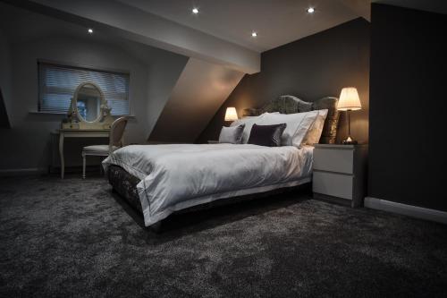 Postel nebo postele na pokoji v ubytování The Townhouse - Simple2let Serviced Apartments