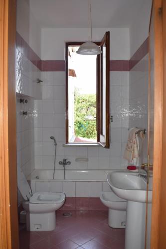 bagno con 2 servizi igienici, vasca e lavandino di Villa Carmela a Piano di Sorrento