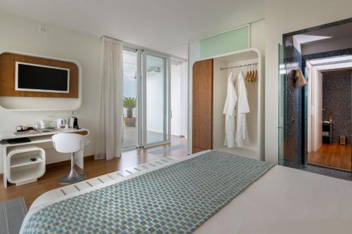 Postel nebo postele na pokoji v ubytování T-Suite Hotel