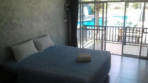 1 dormitorio con cama y vistas a la piscina en Mountain View resort en Pran Buri