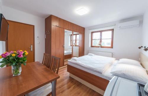 Postel nebo postele na pokoji v ubytování Penzion Leknín