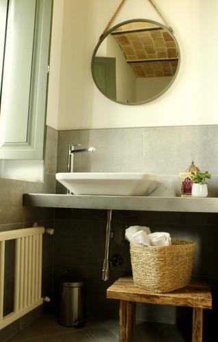 a bathroom with a sink and a mirror at Frontemaja in Fara Filiorum Petri