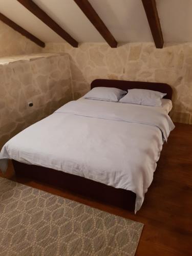 Postel nebo postele na pokoji v ubytování Stone house San Marco, Drvenik Mali