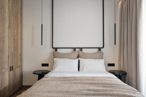 Una cama o camas en una habitación de Contessina Hotel