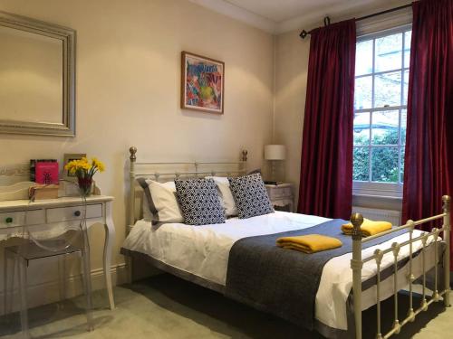 Una cama o camas en una habitación de Luxury Central London 3 Bedroom Family House