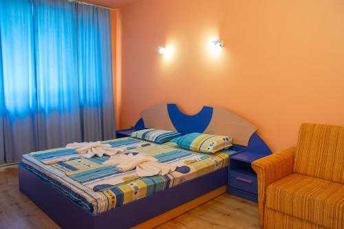 プリモルスコにあるDara Hotelの小さなベッドルーム(ベッド1台、椅子付)