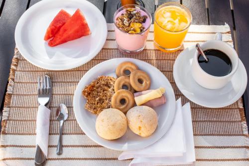 卡皮托利乌Escarpas Eco Village的餐桌,早餐盘和咖啡盘
