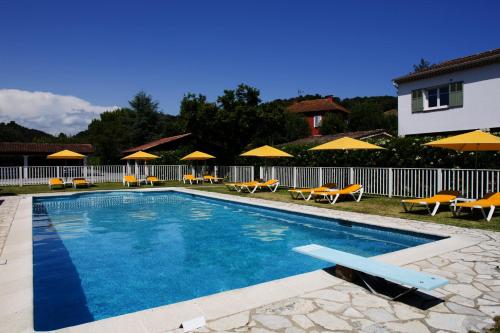 Бассейн в Hotel du Bosquet или поблизости