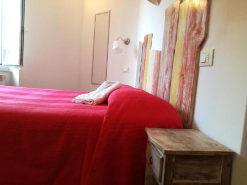 una camera con un letto rosso e una coperta rossa di Appartamento Via Signorini a Riomaggiore