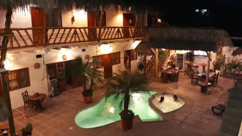 uma vista panorâmica de um resort com uma piscina em Weekendhostal em Montañita