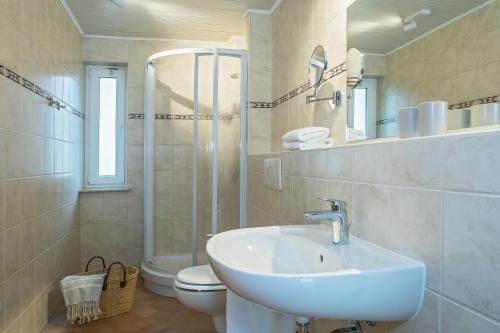 Kylpyhuone majoituspaikassa Upstalsboom Apartments Strandidyll