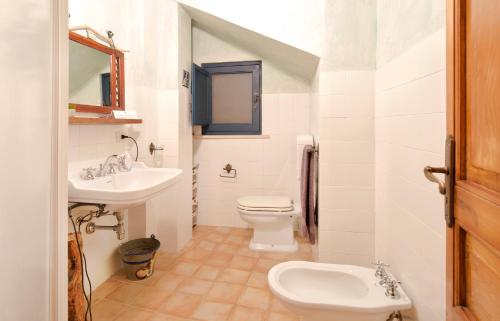 a bathroom with two sinks and a toilet at Due Esperienza Panoramica in Lamezia Terme