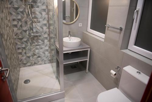 W łazience znajduje się prysznic, umywalka i toaleta. w obiekcie Hostel Boje w mieście Livno
