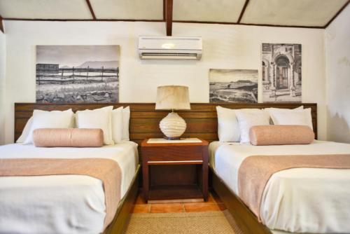 En eller flere senger på et rom på El Morro Eco Adventure Hotel