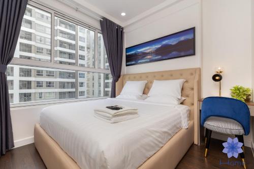 ホーチミン・シティにあるHome, Cosy&Luxury Apartment - 5mins to Airport, Free Pool&Gym, Airport Pick up Serviceのベッドルーム1室(窓、ベッド1台、椅子付)
