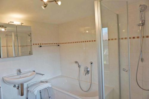 a bathroom with a shower and a sink at Der Sonnenhof - Ferienwohnungen in Obermaiselstein