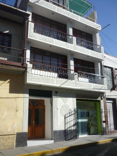 un edificio de apartamentos con balcones en una calle de la ciudad en Mística Boutique Hotel, en Arequipa