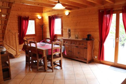 une salle à manger avec une table et des chaises dans une cabine dans l'établissement Chalet Des Rochires, à Gérardmer