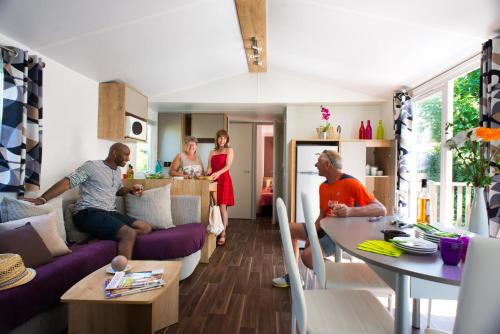 Επισκέπτες που μένουν στο Camping Officiel Siblu Les Charmettes