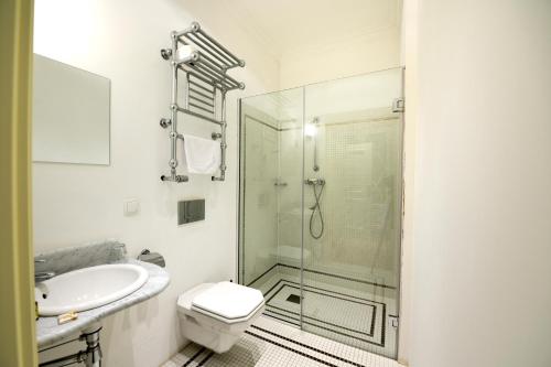 a bathroom with a shower and a toilet and a sink at Villa Vanilla in Kędzierzyn-Koźle