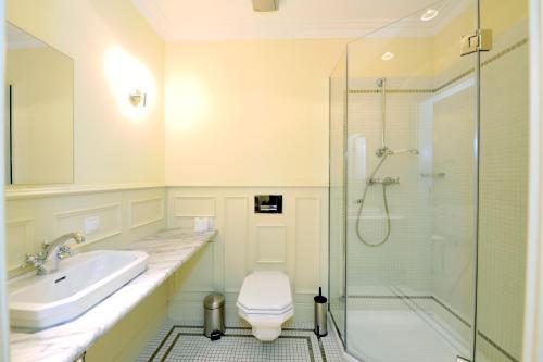 a bathroom with a shower and a toilet and a sink at Villa Vanilla in Kędzierzyn-Koźle