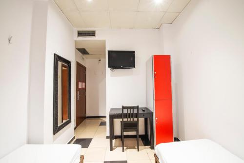 Televisyen dan/atau pusat hiburan di Safestay Barcelona Passeig de Gràcia