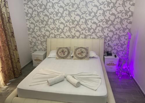 Ένα ή περισσότερα κρεβάτια σε δωμάτιο στο Hotel Antalya - Beach Durres