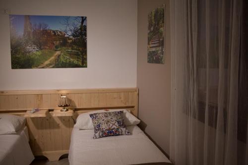 La Casa Di Pinocchio في إينّا: غرفة نوم عليها سرير ومخدة
