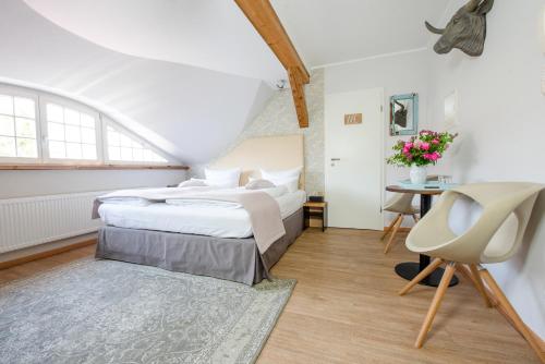 1 dormitorio con 2 camas, mesa y silla en Design Apartments - "Im Holländerviertel", en Potsdam