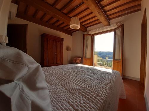 A bed or beds in a room at Agriturismo Fonteregia