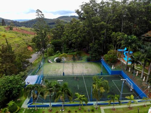 Instalaciones para jugar a tenis o squash en Hotel Akropolis o alrededores