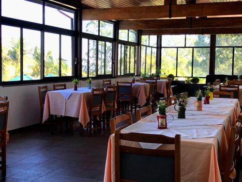 Un restaurante u otro lugar para comer en Hotel Akropolis