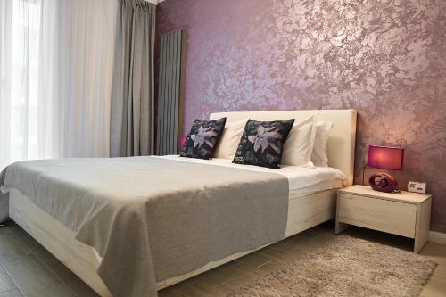 En eller flere senge i et værelse på Ambient Holiday Apartment Beach resort