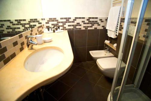 een badkamer met een wastafel en een toilet bij Ca Mè in Monterosso al Mare