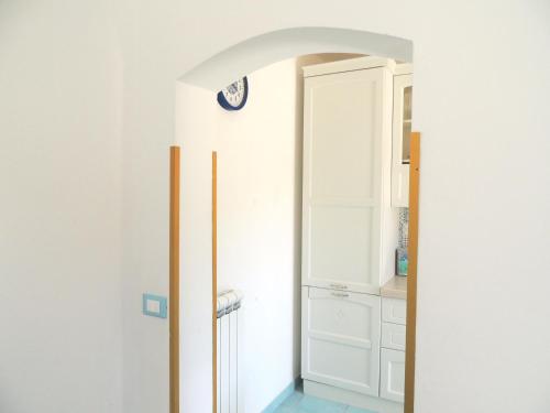 a hallway with a door and a clock on the wall at Casa Cirilla in Procchio