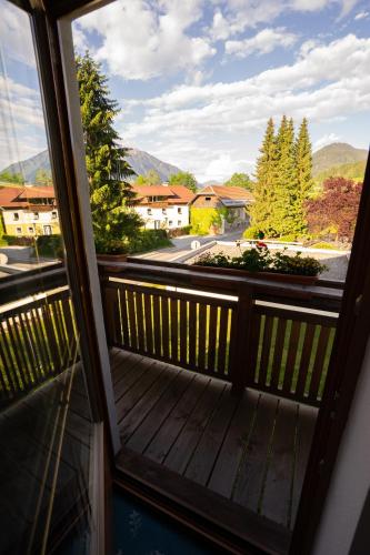 a balcony with a view of the mountains at Ferienwohnung Waschnig in Greifenburg