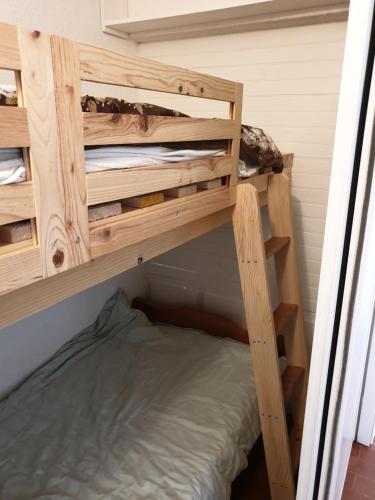 quelques lits superposés dans une chambre dans l'établissement Les pieds dans le sable, au Cap d'Agde