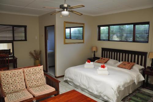 A bed or beds in a room at Hildesheim Guest Lodge