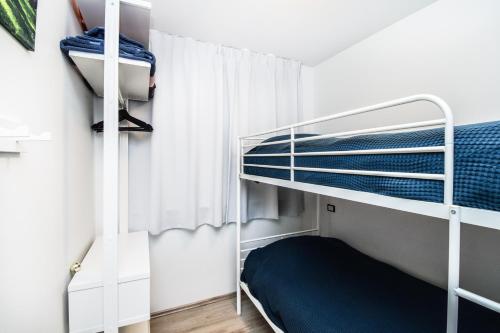 Tempat tidur susun dalam kamar di GreenKey Apartment S48