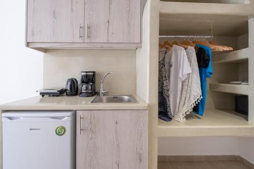 Una cocina o zona de cocina en Cyclops Beach Apartments