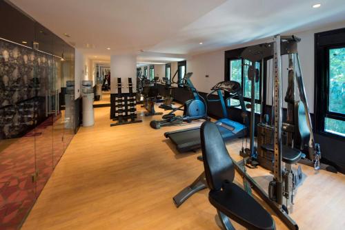 une salle de sport avec plusieurs tapis de course et machines elliptiques dans l'établissement Hotel Mirador de Chamartín, à Madrid
